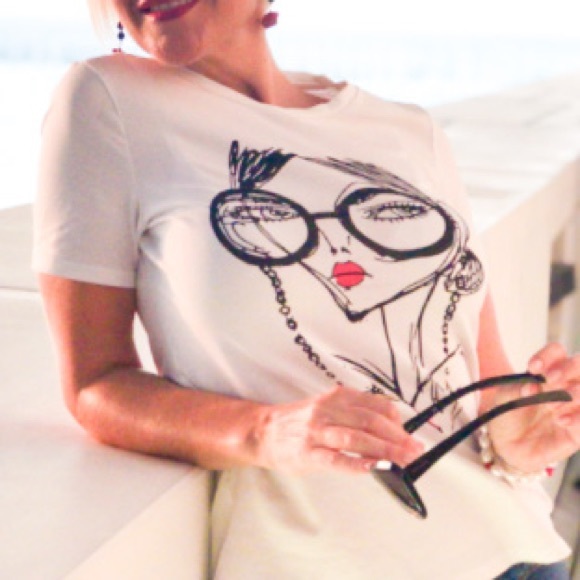 ✨HP✨Smart & Saucy Lady Tee - Picture 4 of 9